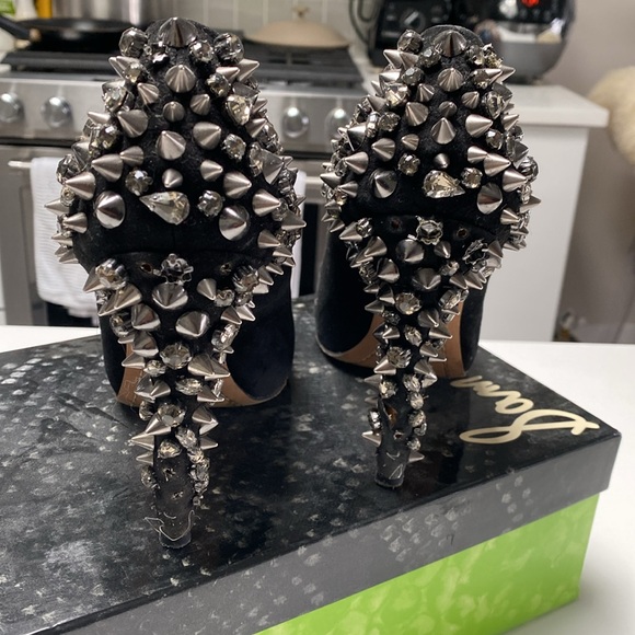 Sam Edelman spike back peep toe heels. - Picture 2 of 2